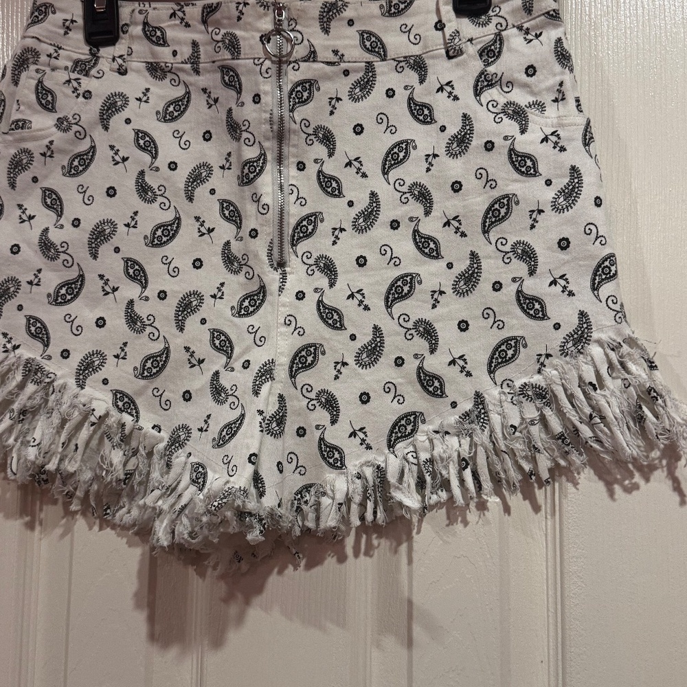 NEW KITTENISH SHORTS - Picture 2 of 5